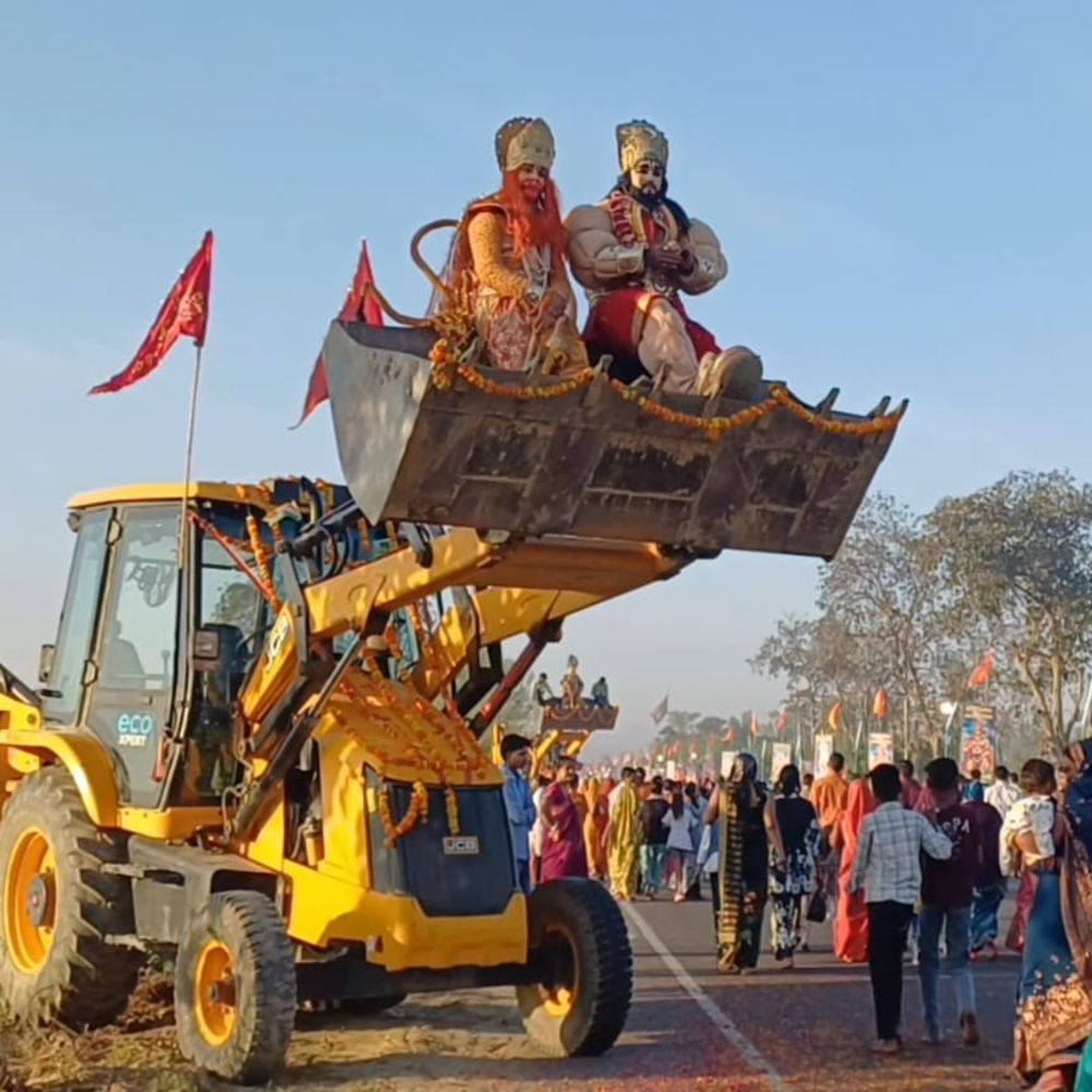 लखीमपुर में हनुमान जन्मोत्सव पर भव्य पदयात्रा:11 किमी लंबी यात्रा में बुलडोजर पर सजी हनुमान झांकियां