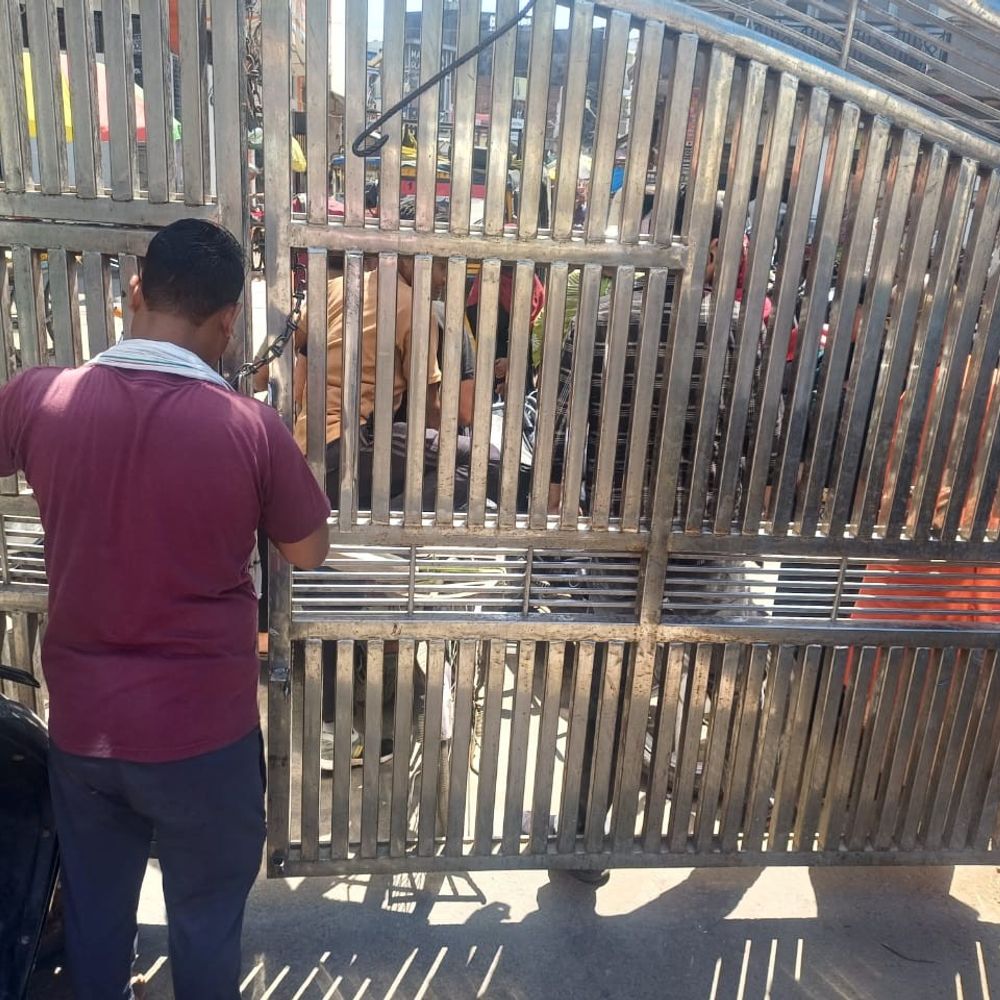 बदायूं पालिका में दोनों गेट बंदकर चेकिंग:चेयरमैन को 22 कर्नमचारी हीं मिले, वेतन काटने और नोटिस जारी