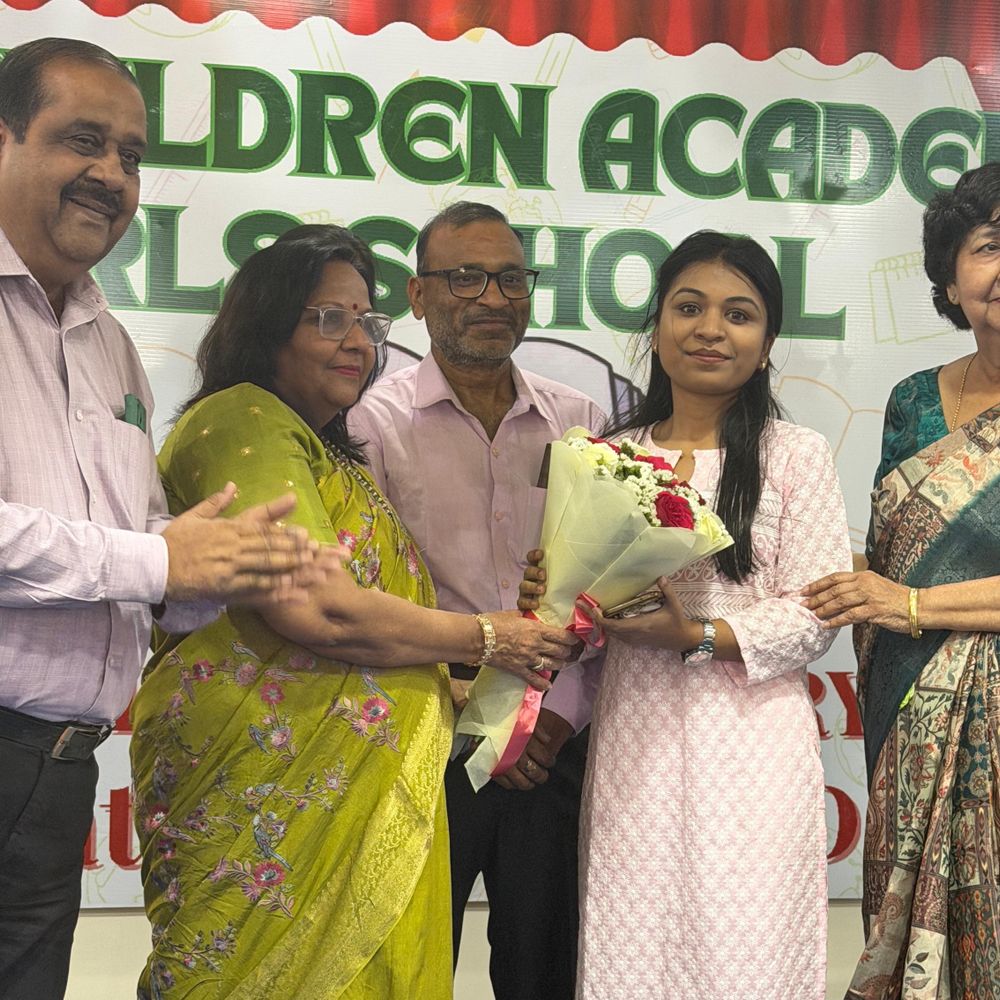 एसएस चिल्ड्रन अकेडमी में वार्षिक परीक्षा परिणाम समारोह:मेधावी छात्राओं और पूर्व छात्रा एसडीएम दीक्षा अग्रवाल का सम्मान
