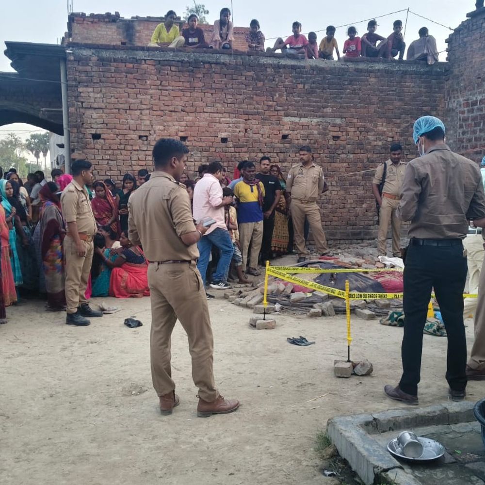 बेटे ने पिता को लाठी-डंडों से पीटकर मार डाला:मऊ में सोते समय किया सिर पर वार, परिजनों ने कहा- मानसिक विक्षिप्त है आरोपी