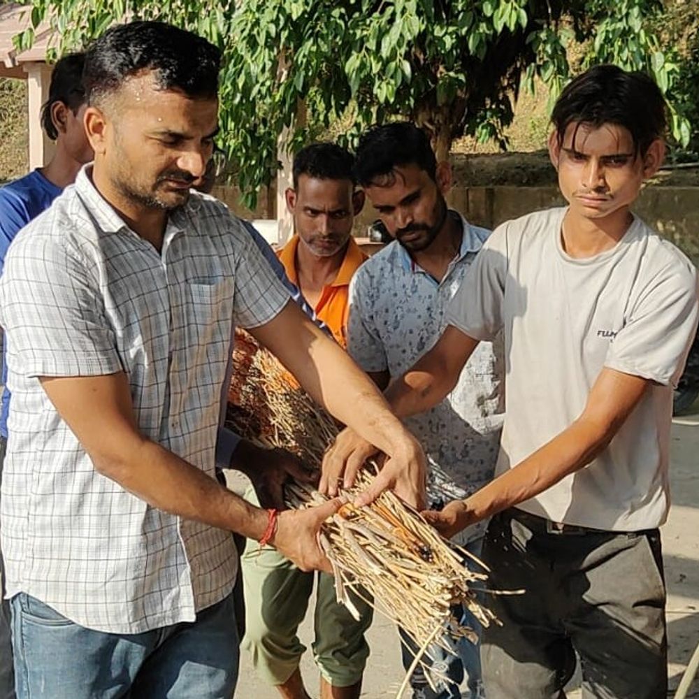 मुस्लिम पड़ोसियों ने हिंदू बुजुर्ग का किया अंतिम संस्कार:परिजन नहीं मिले तो पूरे रीति-रिवाज से निभाई अंतिम जिम्मेदारी, रक्तदाता समूह ने दिया सहयोग
