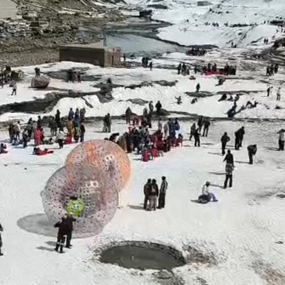 अटल टनल नॉर्थ पोर्टल पर पर्यटकों, व्यावसायिक गतिविधियों पर रोक:  कुल्लू में हिमस्खलन संभावित क्षेत्रों में पाबंदी, जनता की सुरक्षा को प्राथमिकता – Manali News