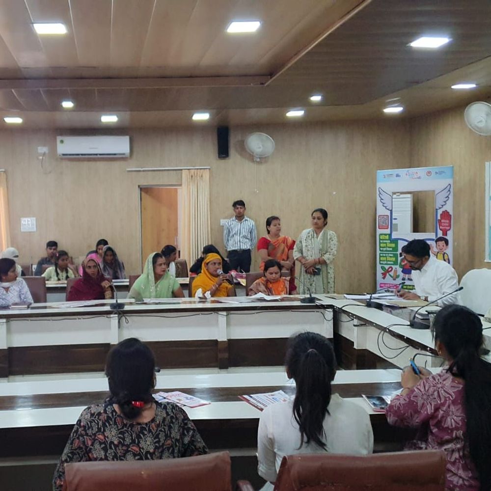 DM ने कहा, महिलाएं बिना झिझक प्रशासन को बताएं समस्याएं:श्रावस्ती में हक की बात कार्यक्रम में बेहतर कार्य करने वाली महिलाएं सम्मानित