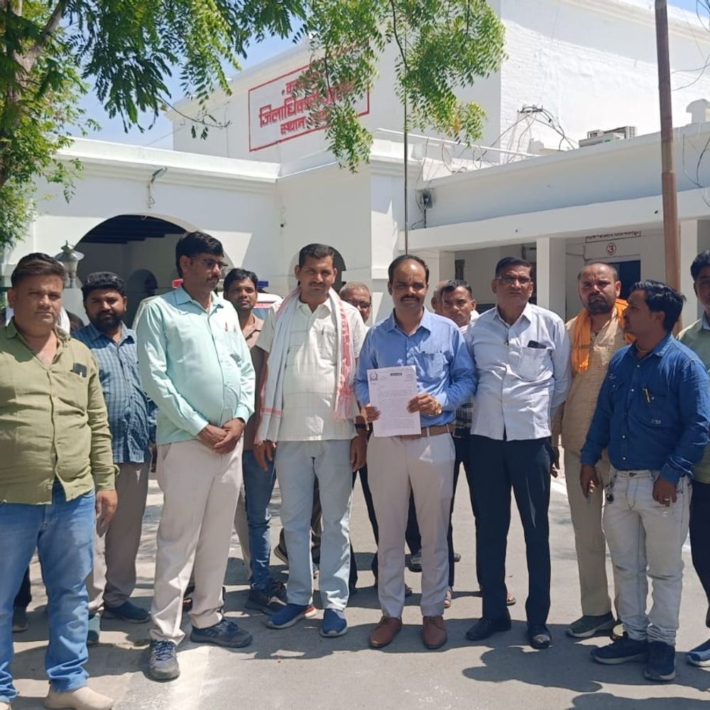 जालौन में सहकारी समिति कर्मचारियों का प्रदर्शन:निलंबित सहायक आयुक्त की बहाली की मांग, डीएम को सौंपा ज्ञापन