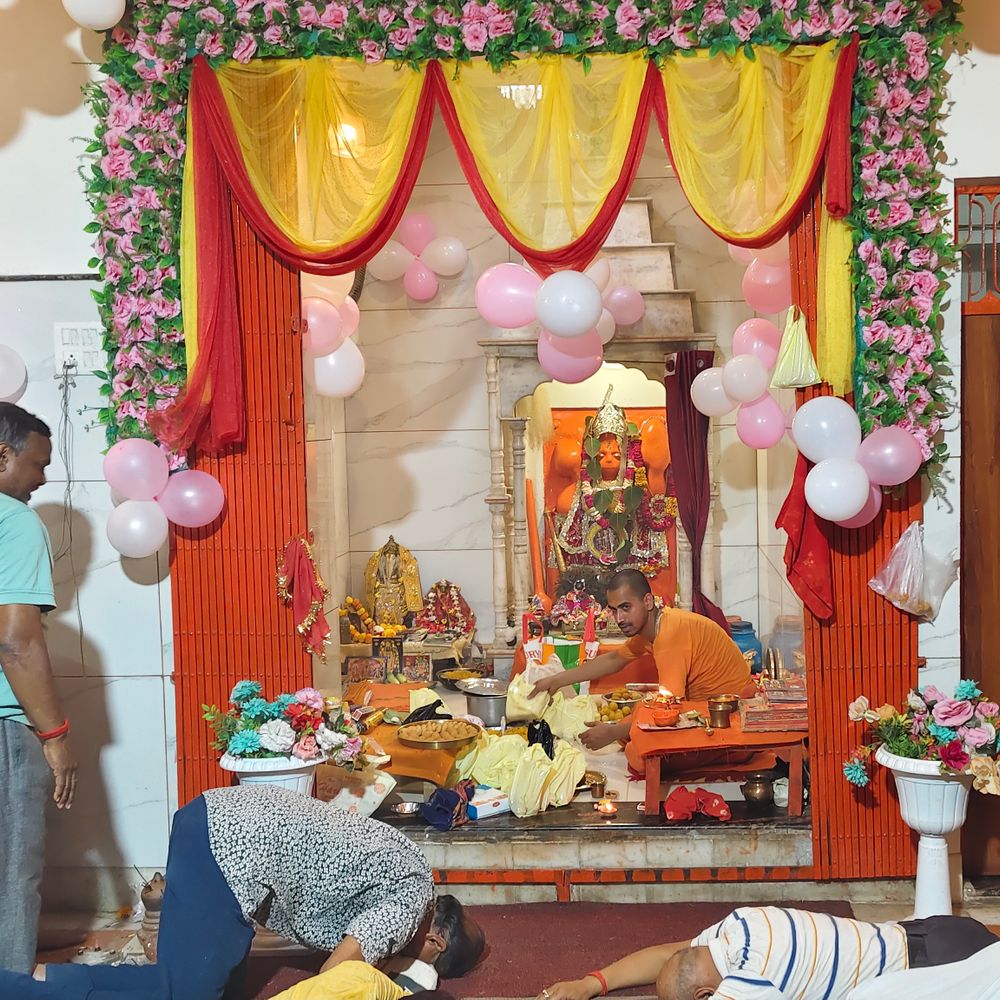 कौशांबी में हनुमान जयंती पर विशेष पूजा-अर्चना:मंदिरों में सुंदरकांड पाठ, प्रतिमा का भव्य श्रृंगार हुआ