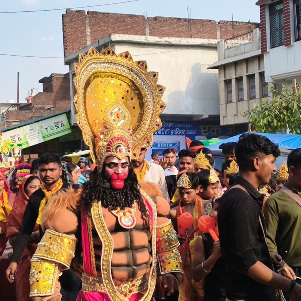 फिरोजाबाद में हनुमान जयंती पर शोभायात्रा:जय श्री राम के नारों से गूंजा शहर, लोगों ने बरसाए फूल