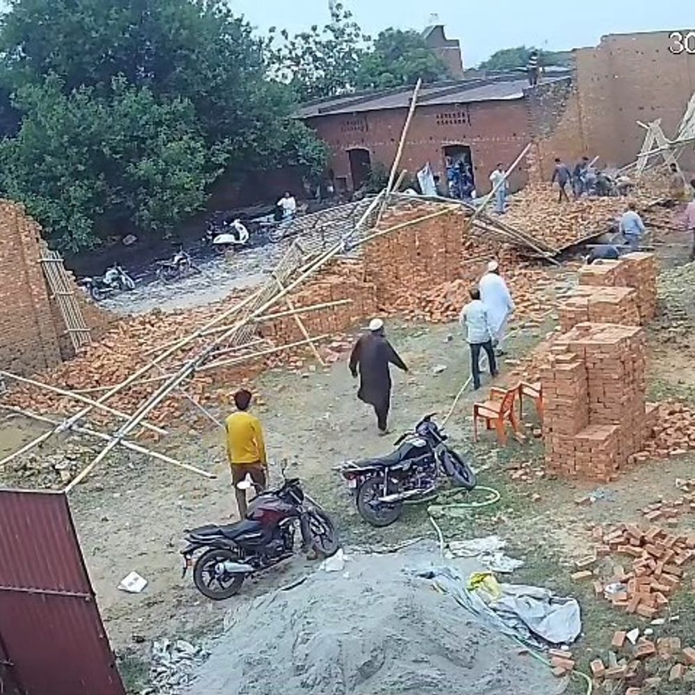अमरोहा में दीवार गिरी, कई मजदूर घायल, VIDEO:निर्माण कार्य के दौरान ढ़ही, घटना CCTV में कैद