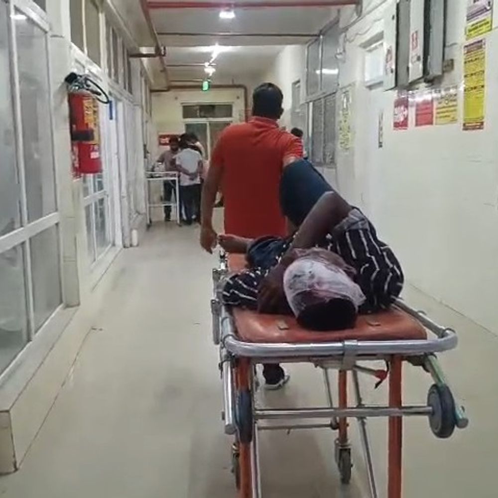 अज्ञात वाहन ने बाइक सवार को टक्कर मारी:उन्नाव में चाचा-भतीजे की मां समेत तीन घायल, रेफर