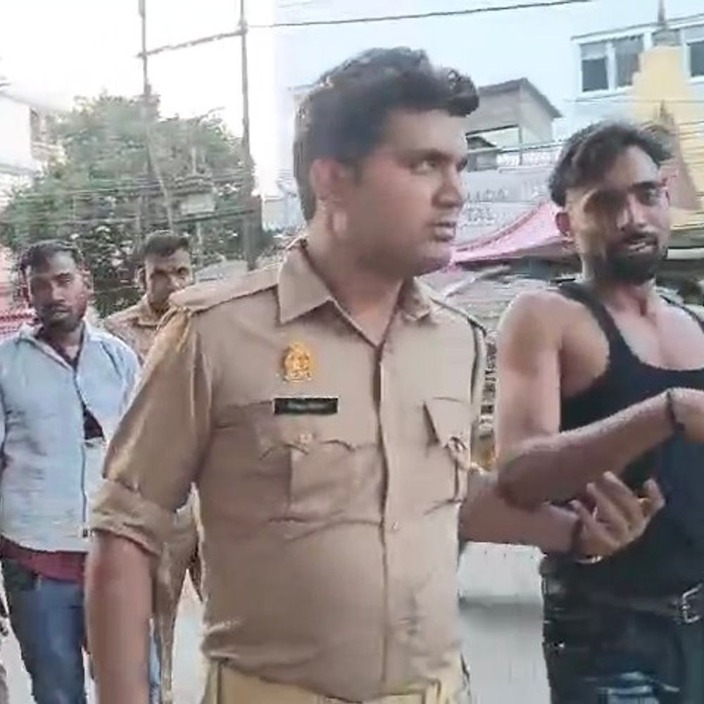 शोभायात्रा मार्ग पर नशे में धुत युवकों का हंगामा:आपस में जमकर मारपीट, एक दूसरे के कपड़े फाड़े, पुलिस ने दोनों को पकड़ा