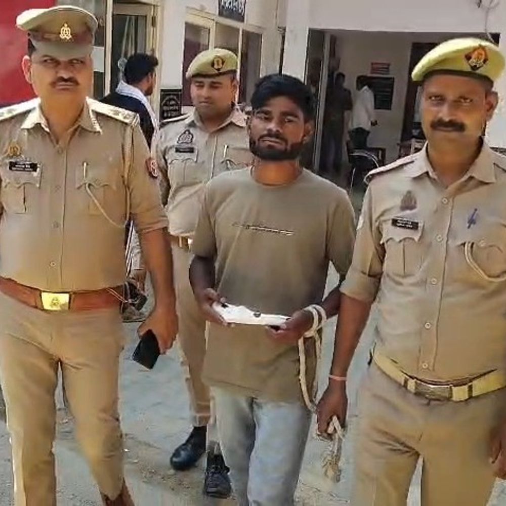 इटावा में अवैध तमंचे के साथ युवक गिरफ्तार:11 मुकदमों का आरोपी, हिस्ट्रीशीटर बनाने की तैयारी