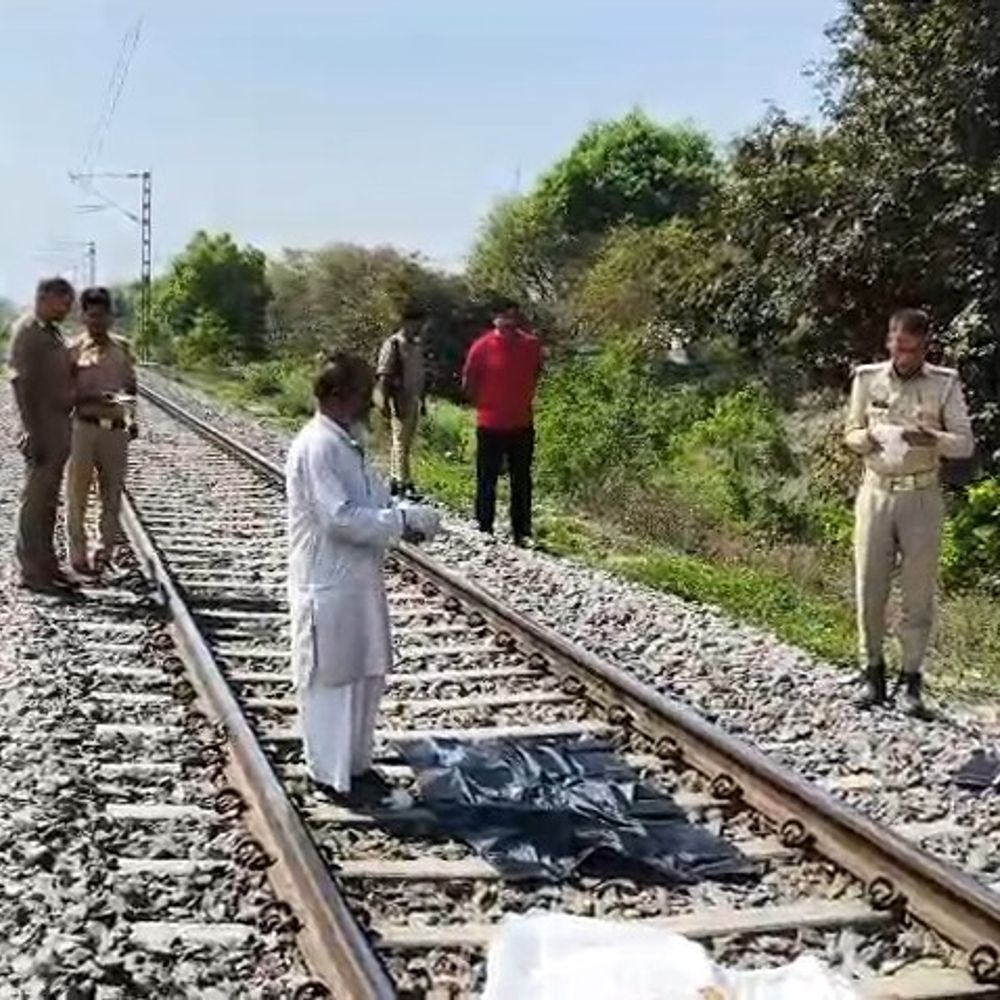 सीतापुर में रेलवे ट्रैक पर मिला युवक का शव:अयोध्या से लखनऊ जा रहा था, आत्महत्या या हादसे की जांच में जुटी पुलिस