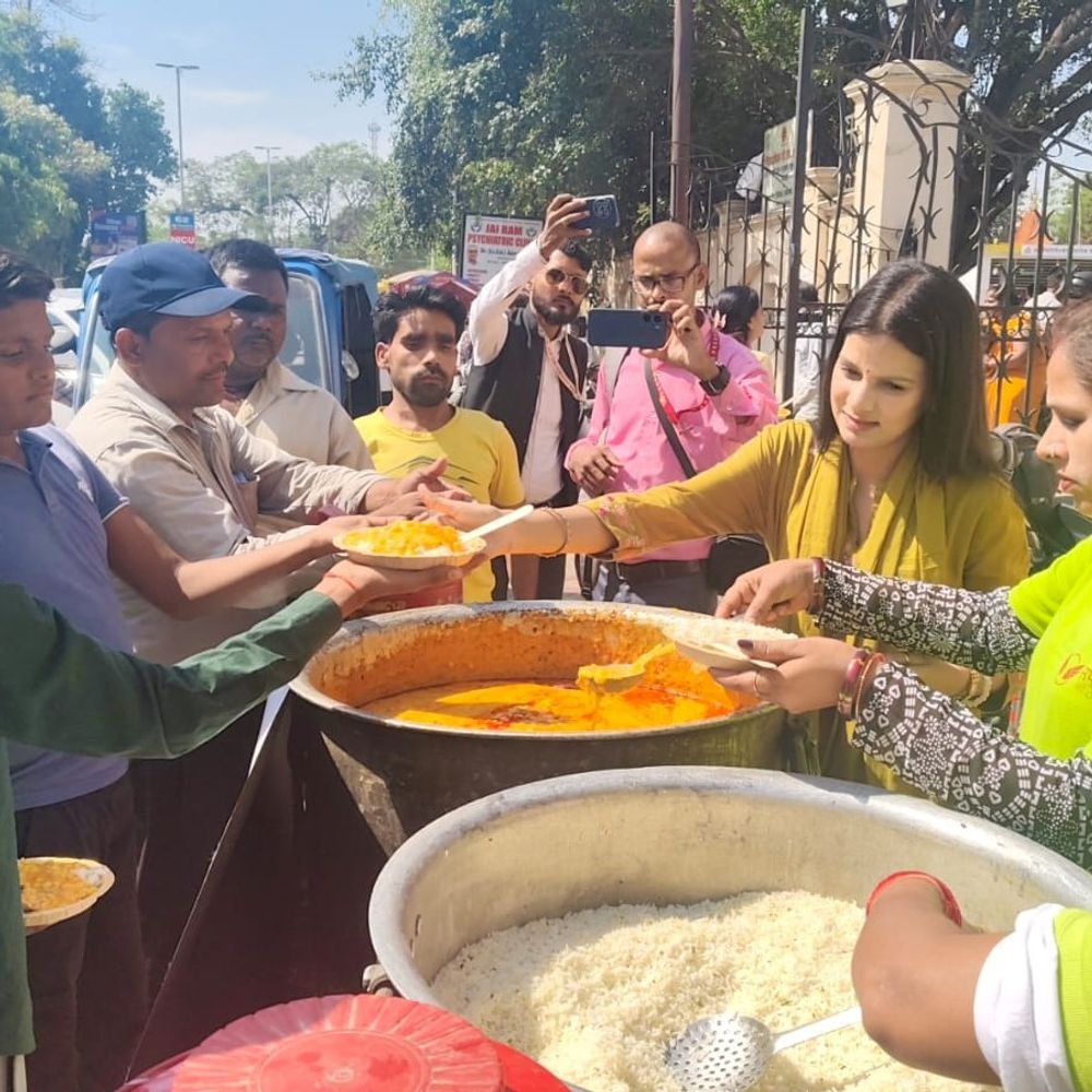 लखनऊ में अन्नपूर्णा' 500 लोगों को करा रहा भोजन:जरूरतमंद इलाकों में दो साल से सेवा जारी