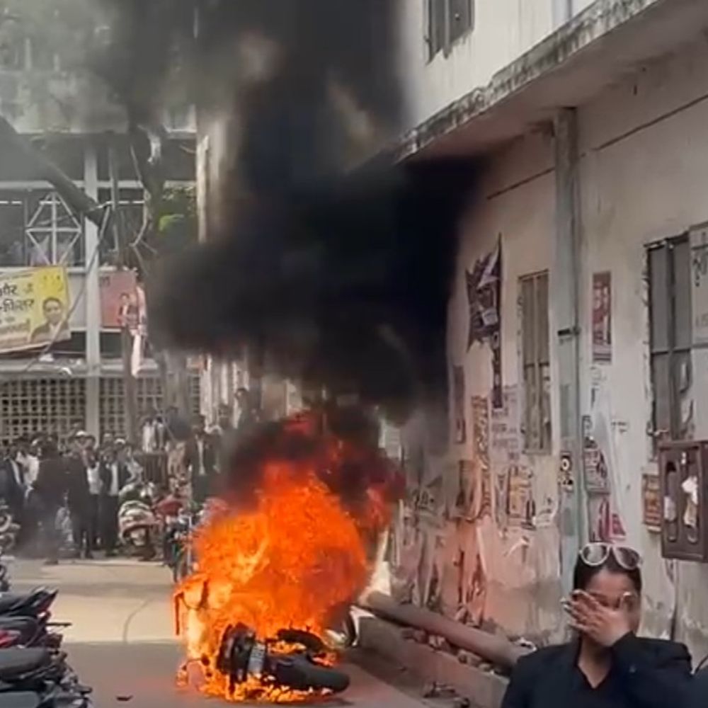 मेरठ कचहरी परिसर में बाइक में लगी आग:एक दिन पहले मिली थी बम की धमकी, जांच जारी