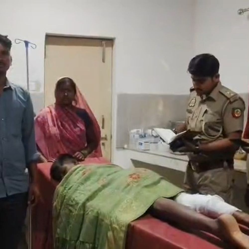 मगरमच्छ ने किशोर को जबड़े में दबोचा,पिता ने बचाई जान:पीलीभीत में खेत में गेहूं की कटाई कर नदी के किनारे से लौट रहा था घर