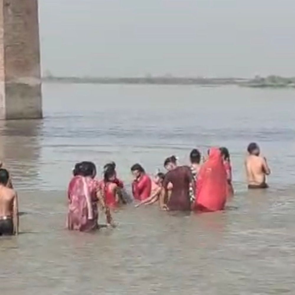 चैत्र पूर्णिमा पर बदायूं के गंगा घाटों पर उमड़ी भीड़:हजारों श्रद्धालुओं ने किया स्नान, मेले की तरह दिखा गंगाघाटों का माहौल