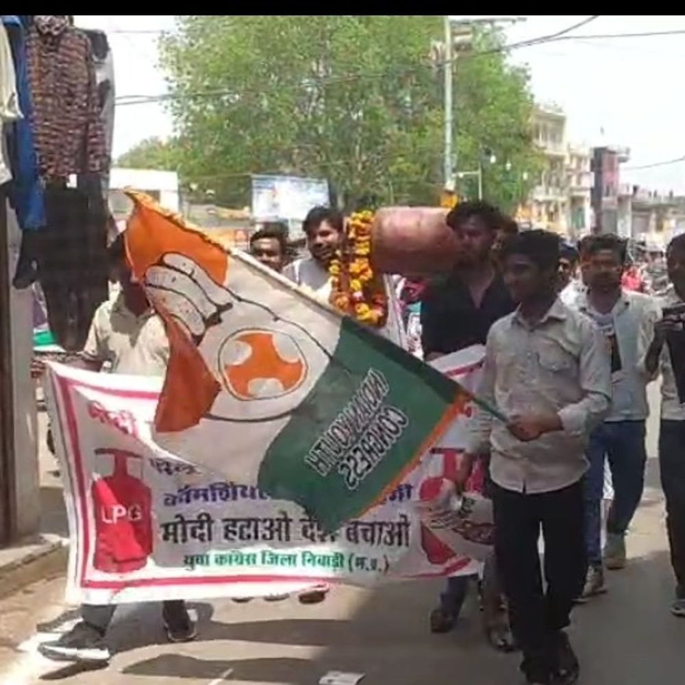 निवाड़ी में महंगाई के खिलाफ कांग्रेस का प्रदर्शन:  महिलाएं बोलीं- सरकार लाड़ली बहना के 1500 देकर 1600 का सिलेंडर दे रही, रैली निकाली – Niwari News