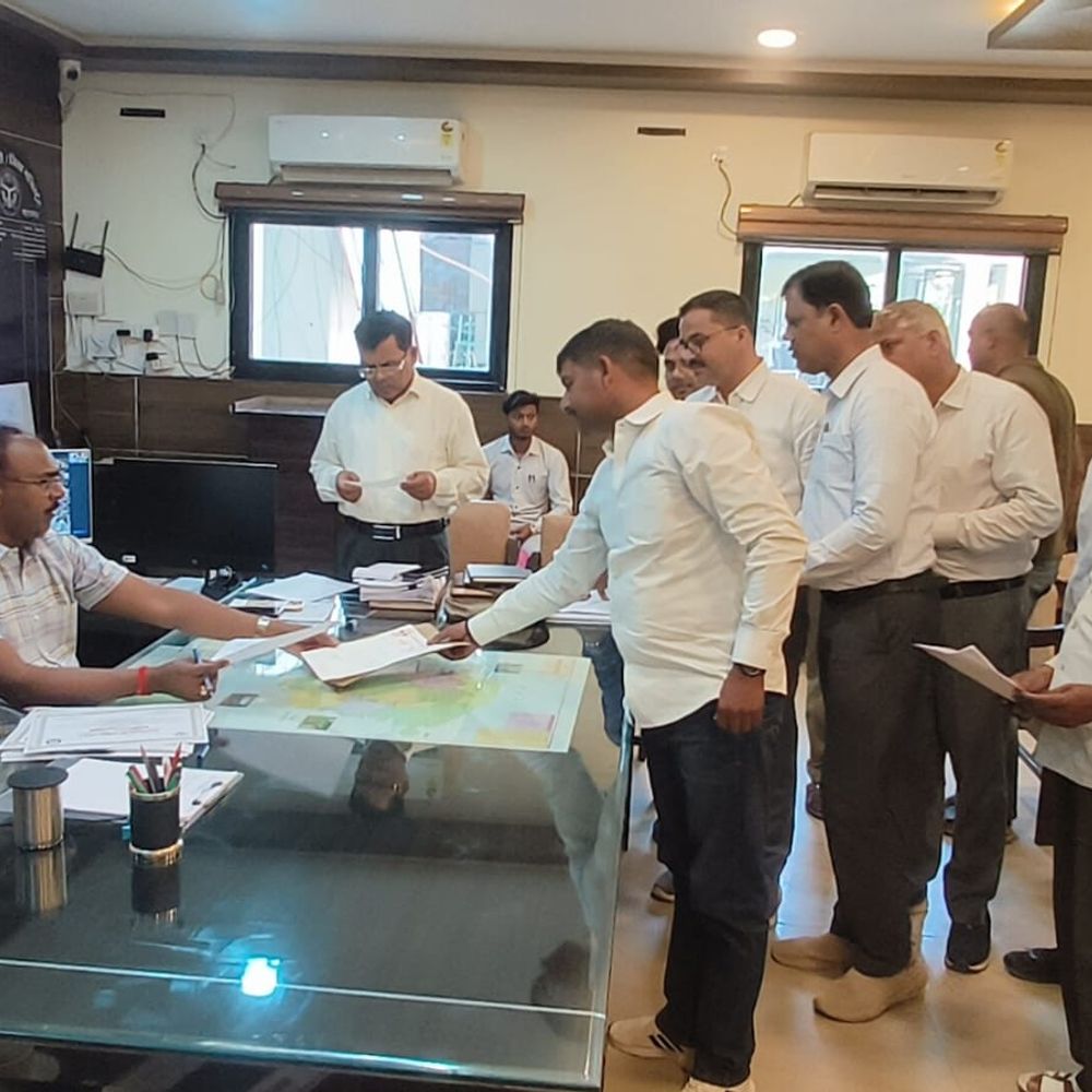 डीपीआरओ कार्यालय में विवाद,कर्मचारी संगठनों ने डीएम को सौंपा ज्ञापन:प्रधान प्रतिनिधि ने भी लगाए अभद्रता के आरोप, कार्रवाई की मांग