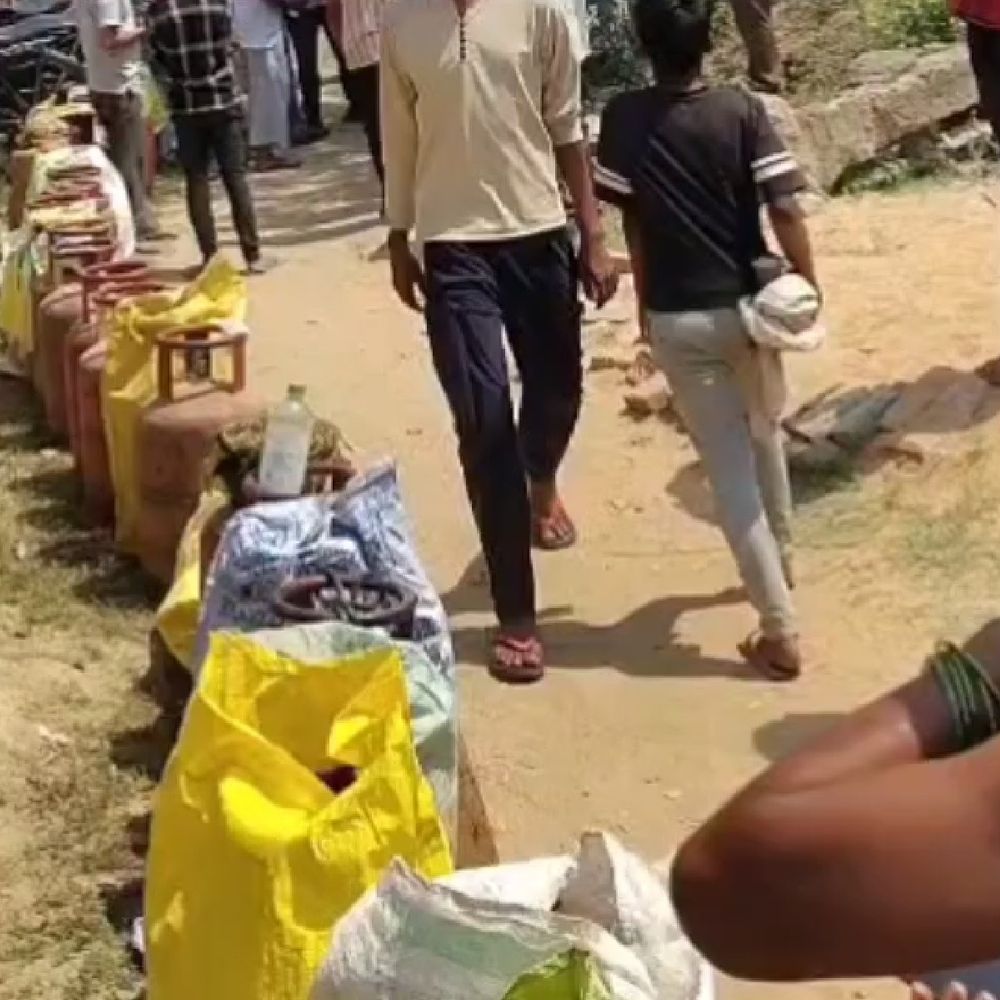 भटनी में गैस न मिलने से उपभोक्ता नाराज:देवरिया में सैकड़ों लोगों ने सड़क जाम कर किया प्रदर्शन