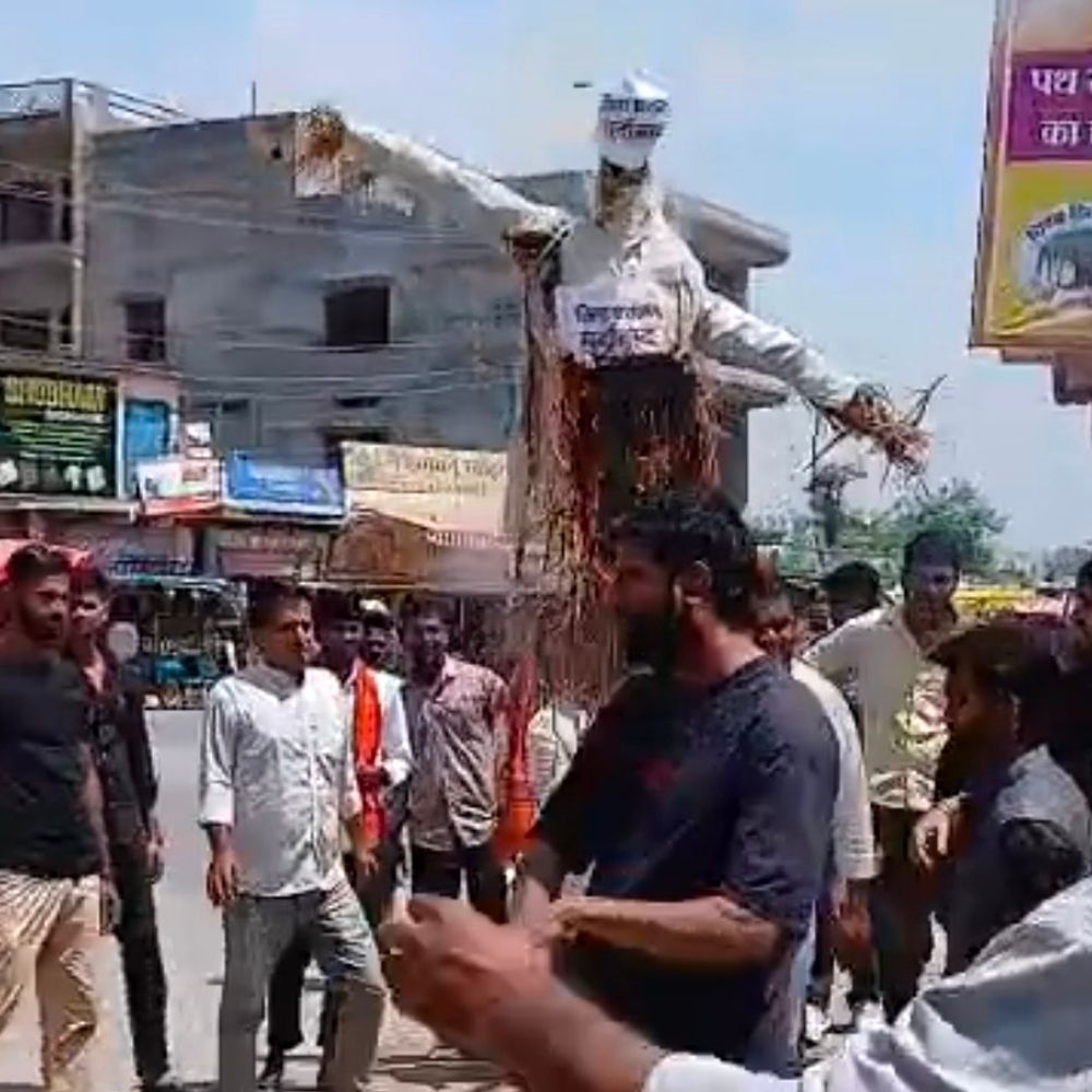 बलिया में अपूर्वा नर्सिंग होम डॉक्टरों की गिरफ्तारी मांग:छात्रों ने किया प्रदर्शन, जिला प्रशासन का पुतला फूंका