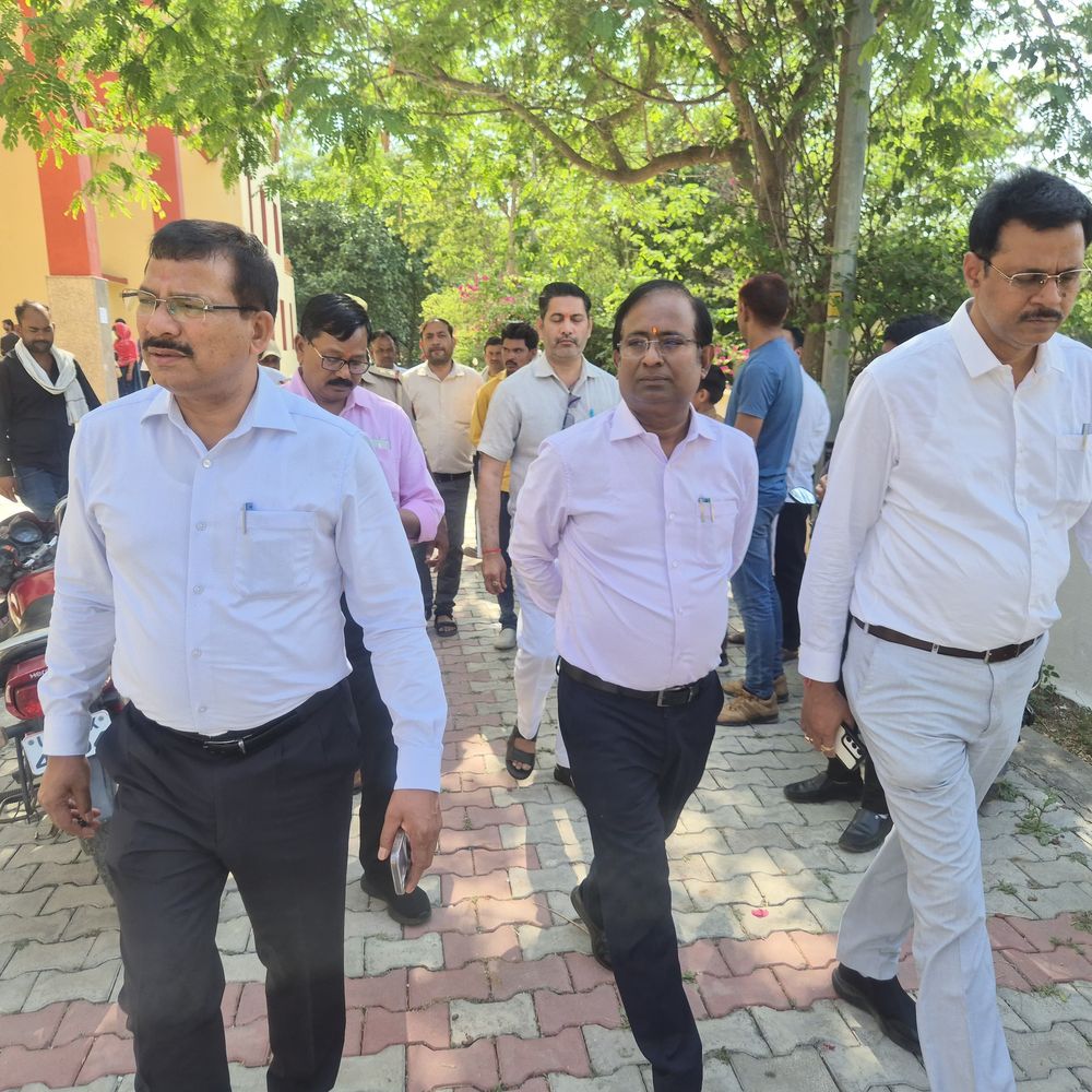 जालौन में केंद्रीय विद्यालय शुरू, अभिभावकों की लगी भीड़:डीएम ने निरीक्षण कर सीसीटीवी और हेल्प डेस्क लगाने के निर्देश दिए