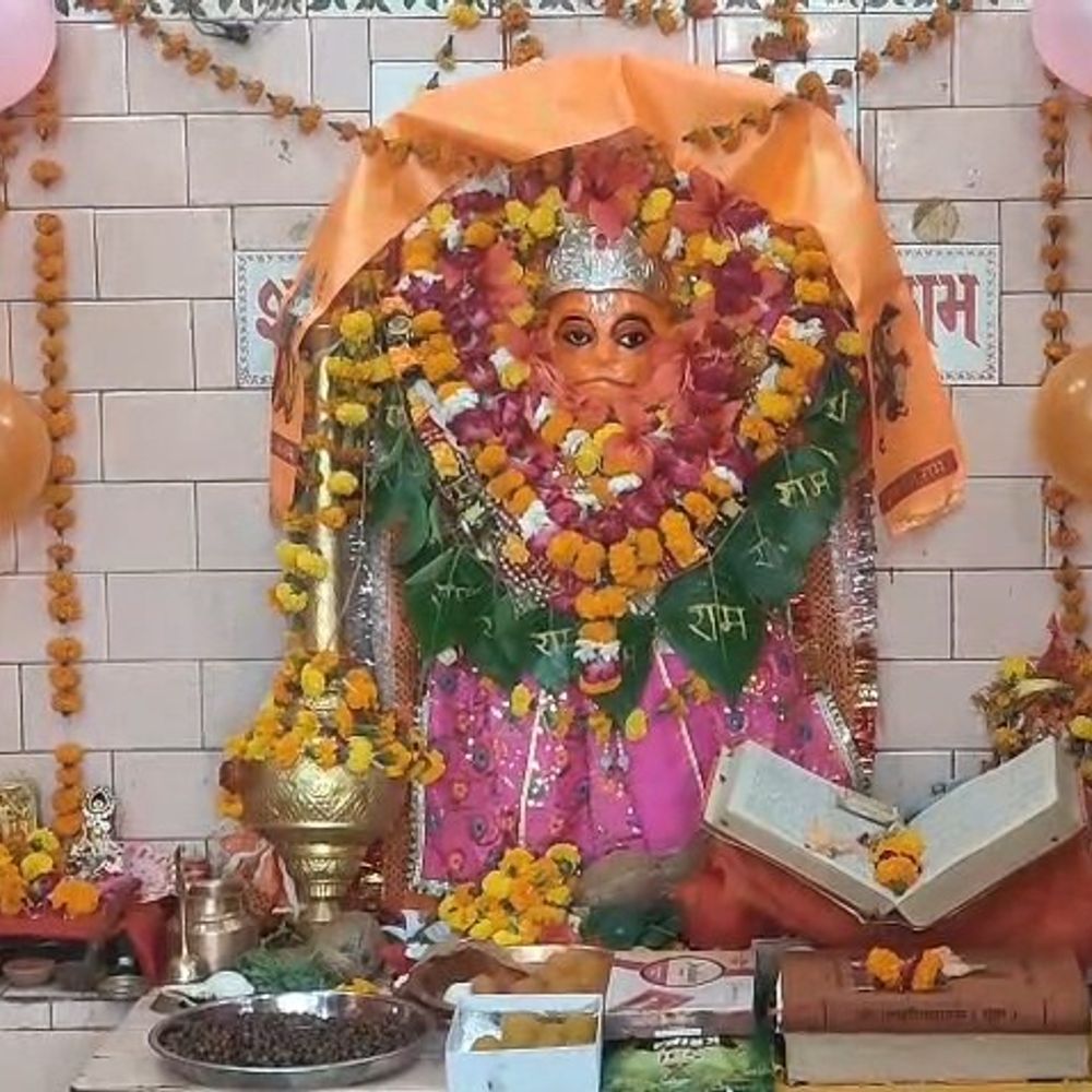 महोबा बालाजी धाम में हनुमान जन्मोत्सव मनाया गया:चैत्र पूर्णिमा पर विशेष अभिषेक और भव्य हवन-पूजन हुआ