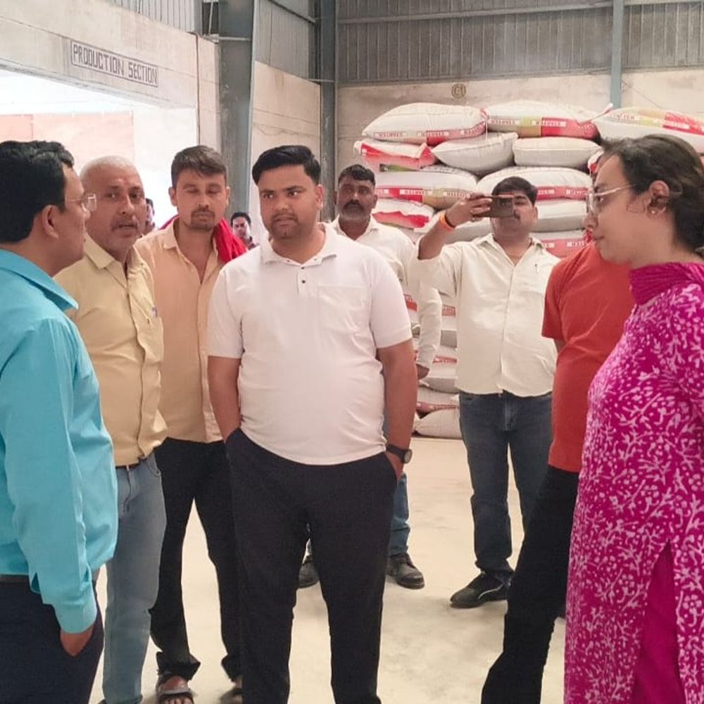 औद्योगिक इकाइयों पर संयुक्त टीम का छापा:कानपुर देहात में साईं बाबा पॉलिमर से टेक्निकल ग्रेड यूरिया के नमूने लिए