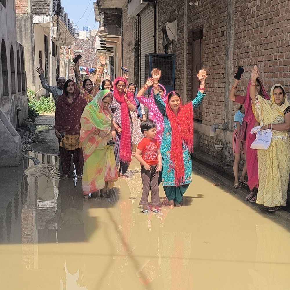 मैनपुरी में जलभराव से परेशान लोगों का प्रदर्शन:DM को शिकायत के बाद भी नहीं हुआ समाधान, तत्काल कार्रवाई की मांग