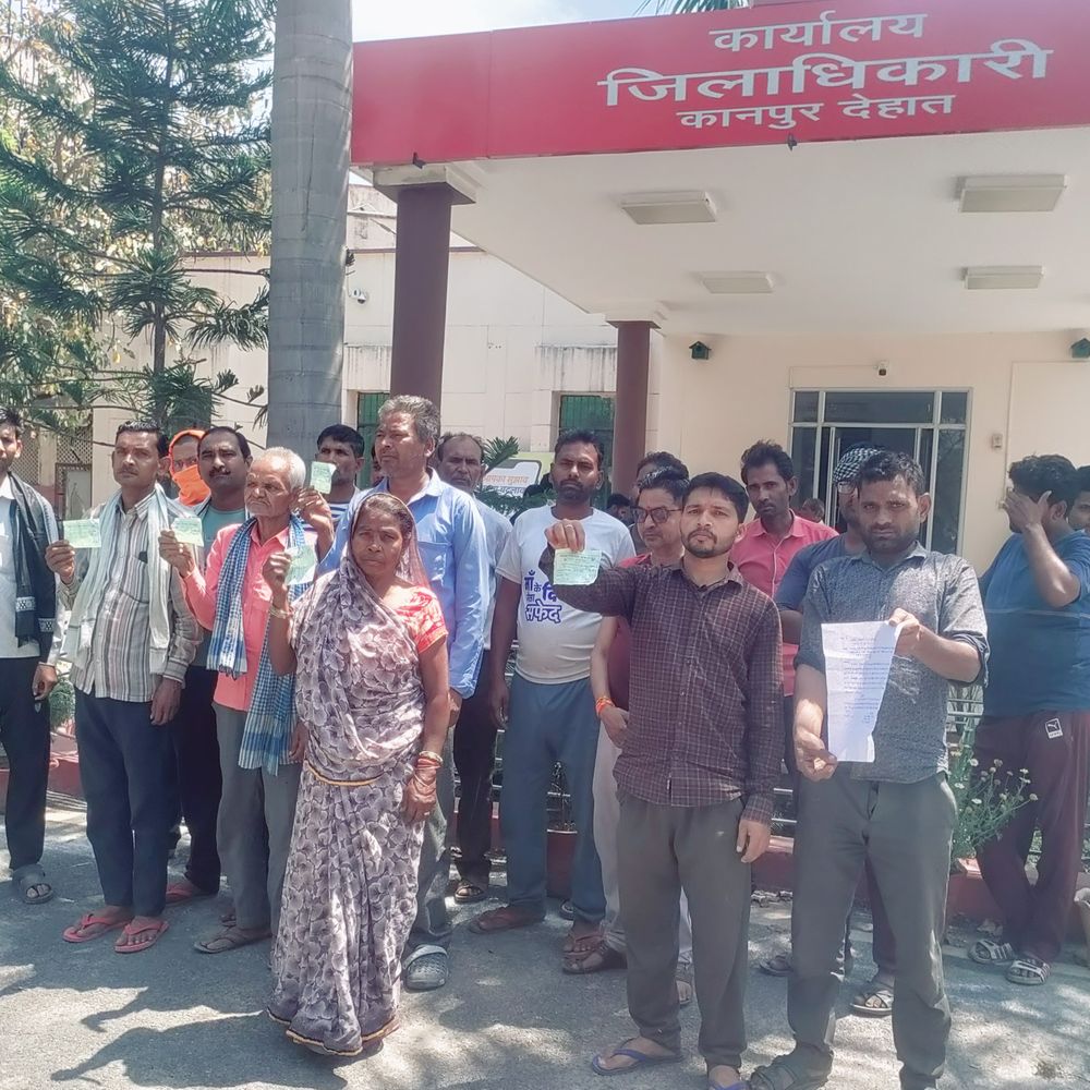 नबीपुर चौराहे पर अवैध वसूली का आरोप:दुकानदारों ने जिलाधिकारी से शिकायत कर कार्रवाई की मांग की