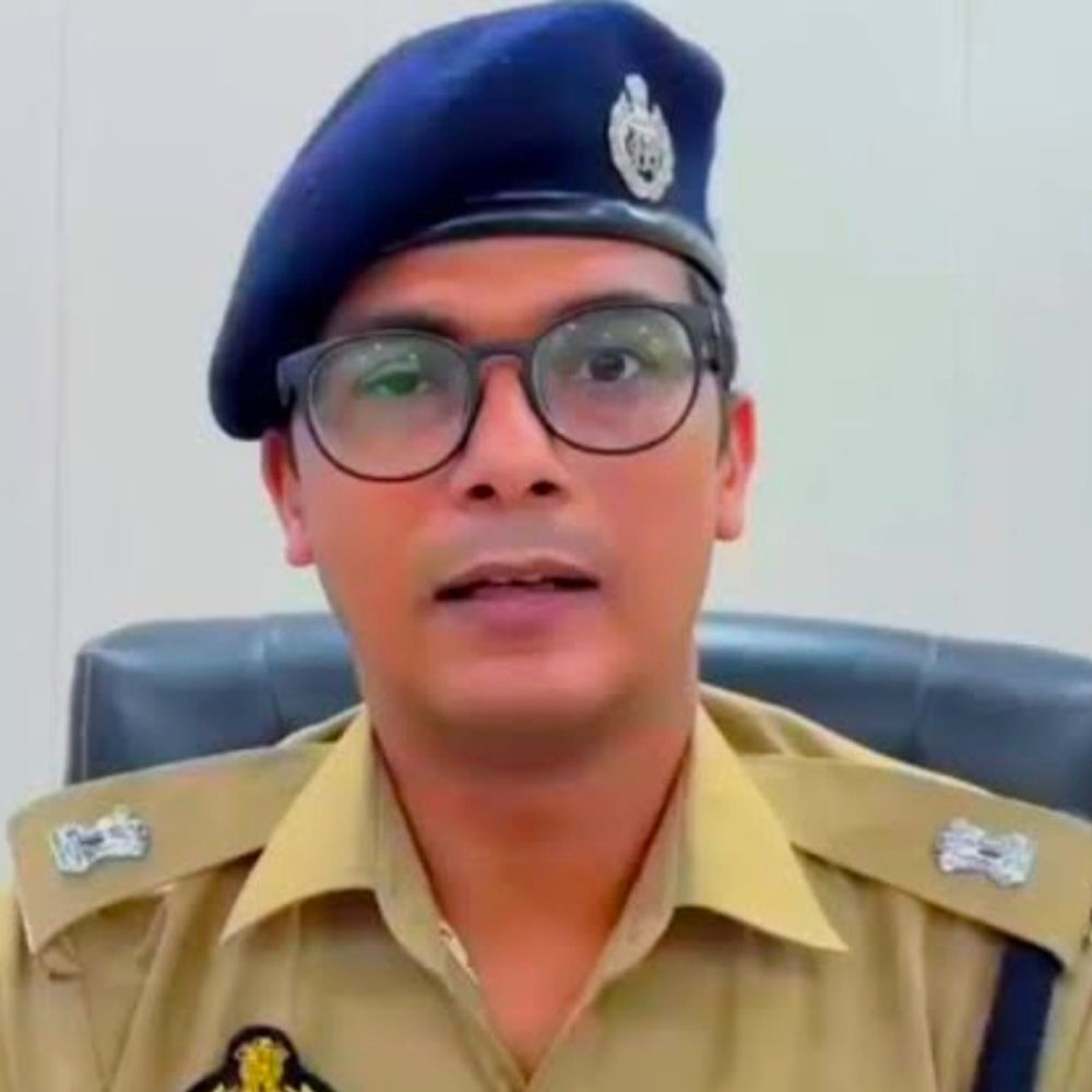 दरोगा-सिपाही के साथ रील बनाने वाले भाजपा-नेता ने मांगी माफी:हरदोई के मझिला थाने का मामला; बोले- बेटी ने पोस्ट कर दी थी रील, वर्दी का सम्मान करता हूं