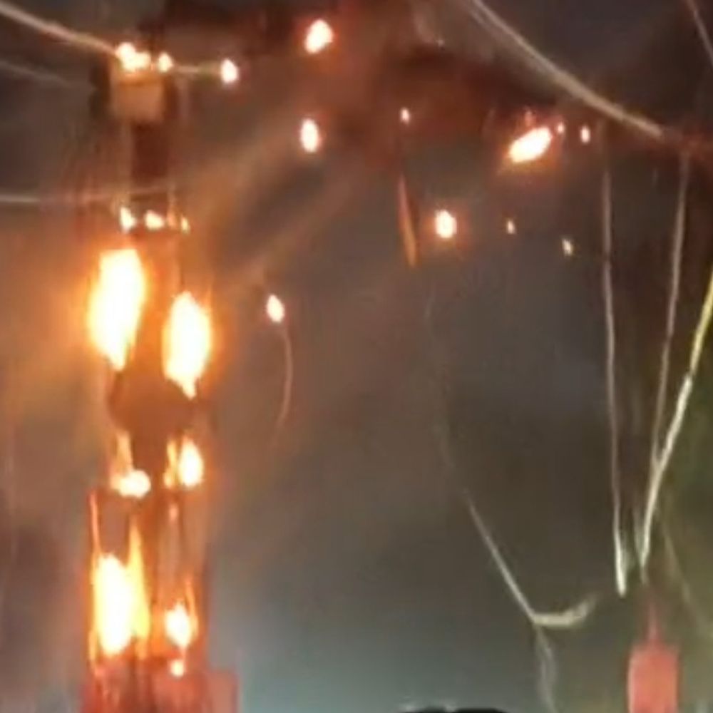 टूंडला के स्टेशन रोड पर बिजली के पोल में आग:35 मिनट बाद पाया काबू, केबल हटाने के लिए दिया गया था नोटिस