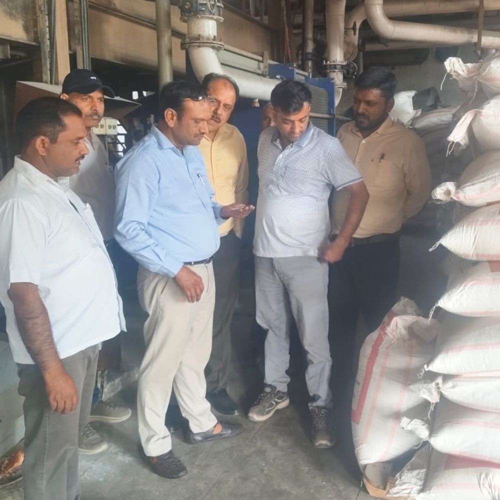 रामपुर में यूरिया दुरुपयोग पर छापेमारी, जांच तेज:जिला कृषि अधिकारी ने औद्योगिक इकाइयों से नमूने लिए, प्रयोगशाला भेजे