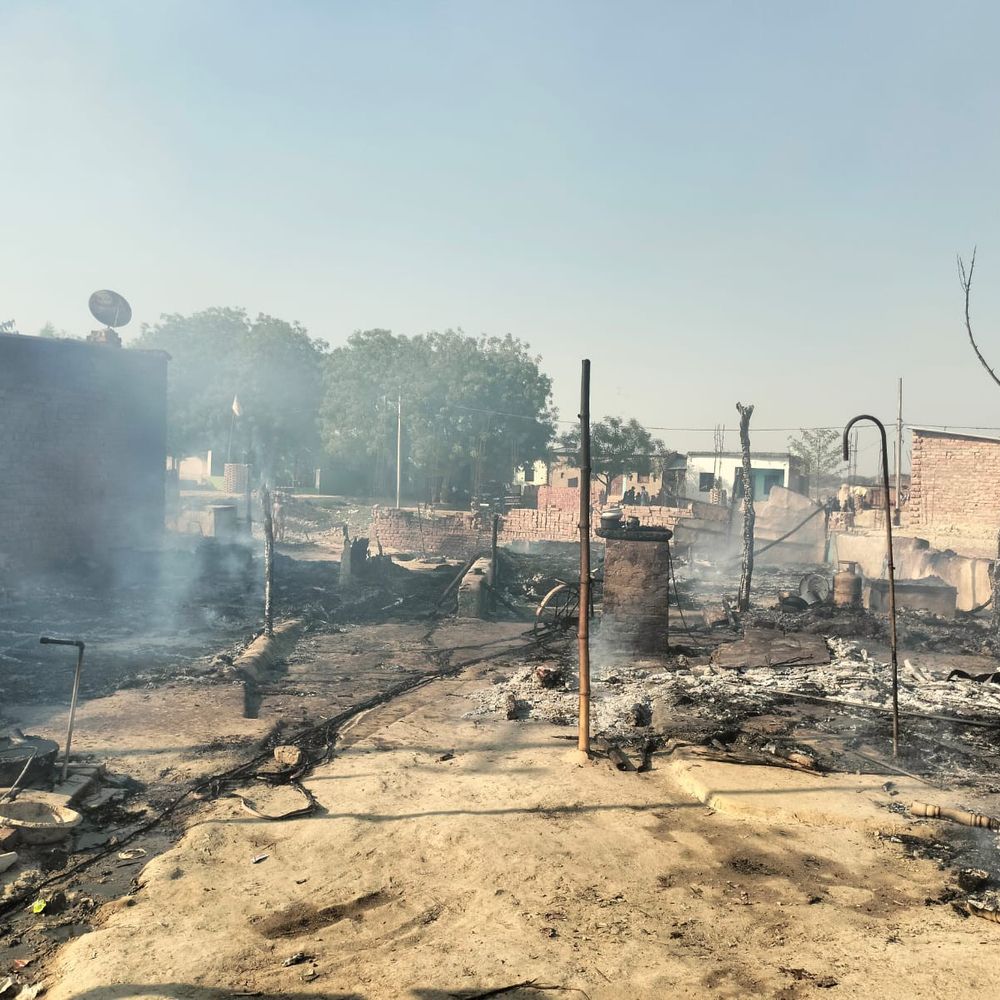 कौशांबी में 7 छप्परनुमा घर जले:दमकल ने आग बुझाई, लाखों का सामान राख; जनहानि नहीं