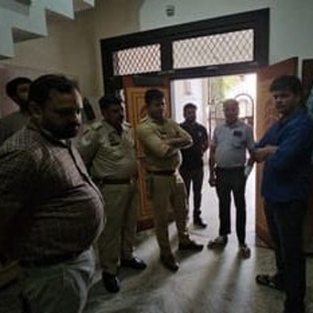 हापुड़ में मकान पर छापा, 14 गैस सिलेंडर बरामद:पुलिस और पूर्ति विभाग की संयुक्त कार्रवाई; 11 वाणिज्यिक और 3 घरेलू सिलेंडर मिले, FIR दर्ज