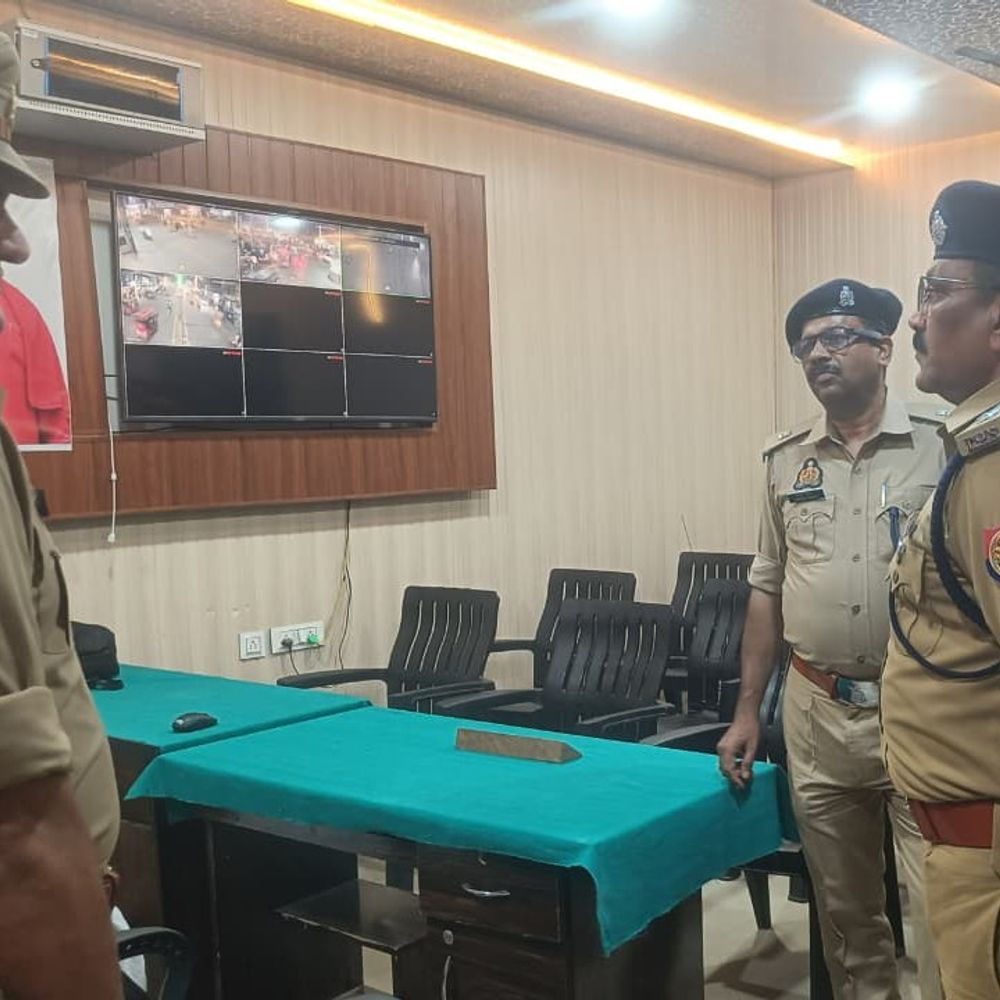 SP कमलेश बहादुर ने दक्षिण टोला थाने का किया निरीक्षण:रजिस्टर जांचे, गैंगस्टर-गुंडा एक्ट में त्वरित कार्रवाई के दिए निर्देश