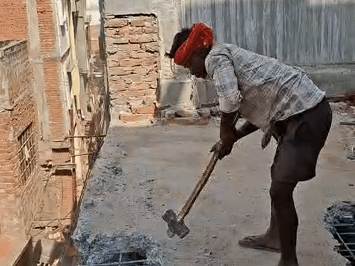 बुलडोजर का खौफ, खुद तोड़ रहे दुकान-घर:  वाराणसी के दालमंडी में बुलडोजर के साथ चल रहे छेने हथौड़े – Varanasi News