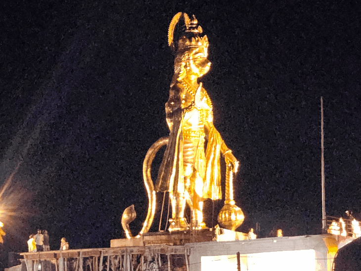 छतरपुर में 51 फीट ऊंची हनुमान प्रतिमा का अनावरण आज:आठ धातुओं से बनी, सात साल में बनकर हुई तैयार, प्रतिमा के नीचे बनी अलग-अलग गुफाएं