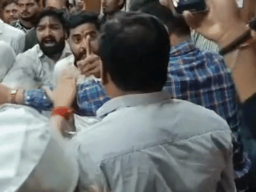 माधवीलता पर अभद्र टिप्पणी के बाद बरेली कॉलेज में बवाल:  आलोक खरे ने अब कार्यकर्ताओं पर केस के लिए प्राचार्य को लिखा पत्र, सपा छात्र सभा भी मैदान में उतरी – Bareilly News