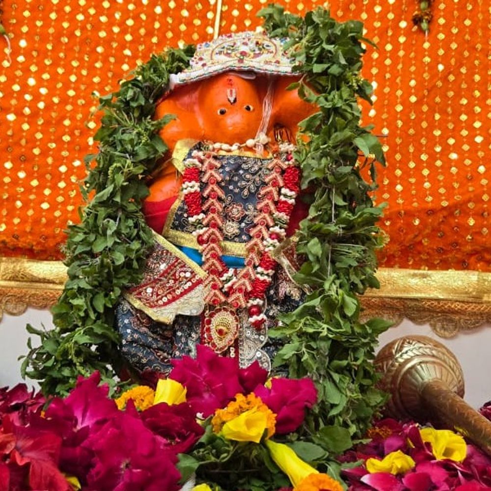 आजमगढ़ के रेडहा मंदिर में धूमधाम से मना श्रीहनुमान जन्मोत्सव:पूर्वजों की परंपरा का निर्वहन कर रहा है मोदी परिवार, लगा भंडारा, बच्चों के बीच बांटे कपड़े शिक्षण सामग्री