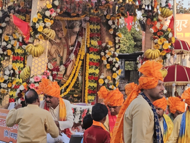 हनुमान जी की शोभायात्रा शहर के मुख्य बाजारों से निकली:  शहर में जगह-जगह पुलिसकर्मी रहे तैनात, महिलाएं हाथों में झंडे लेकर निकली – Bharatpur News