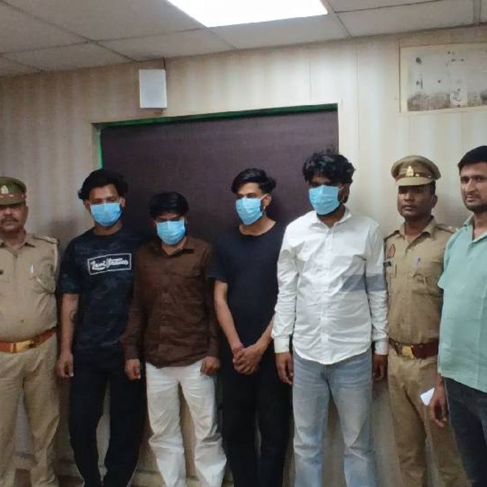 नोएडा डेटिंग ऐप के जरिए ब्लैकमेल करने वाले 4 गिरफ्तार:फ्रेंड रिक्यूवेस्ट भेजकर करते दोस्ती, फिर बुलाकर बनाते वीडियो, लूटपाट और करते धोखाधड़ी