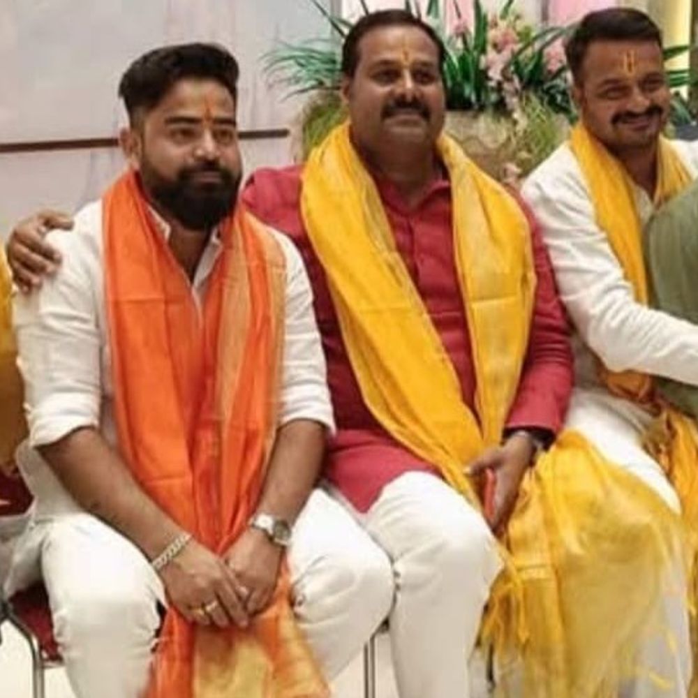 सपा व्यापार-सभा प्रदेशाध्यक्ष का भतीजा मशीन से गिनता था नोट:कोडीन कफ सिरप माफिया के साथ प्रदीप जायसवाल का फोटो वायरल, परिवार की भूमिका पर जांच शुरू