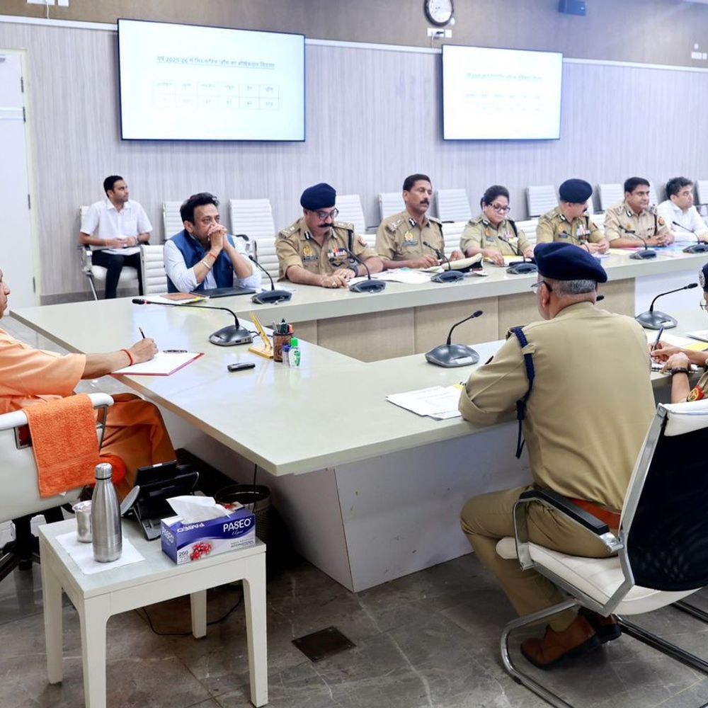 यूपी पुलिस में 81 हजार पदों पर भर्ती निकालेगी सरकार:सीएम योगी बोले- लखनऊ में लंबे समय से जमे अफसरों-कर्मियों को हटाएं
