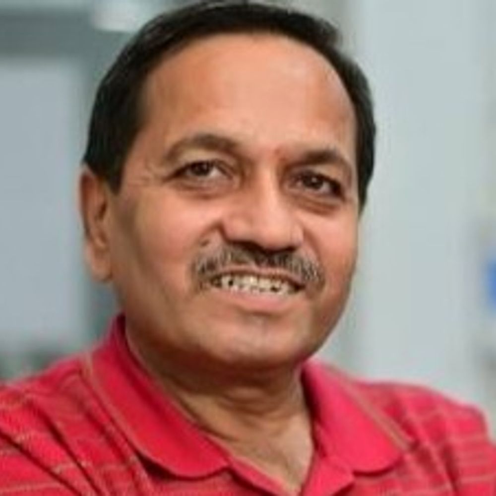 न्यूरो सर्जन डॉ. कार्तिकेय पर छेड़खानी की FIR:प्रयागराज के चैंबर में मरीज छात्रा के कपड़े उतरवाए, राेते हुए भागी तो हंगामा