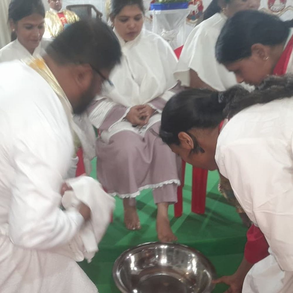 ऑल सेंट्स कैथेड्रल चर्च में विशेष प्रार्थना:थर्सडे पर बिशप ने 20 लोगों को दी दीक्षा, बाईबल का पाठ पढ़ाया