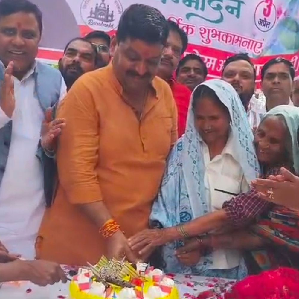 पूर्व मंत्री अरविंद गोप ने वृद्धाश्रम में मनाया जन्मदिन:बुजुर्गों के साथ केक काटा, आशीर्वाद लिया और उपहार बांटे