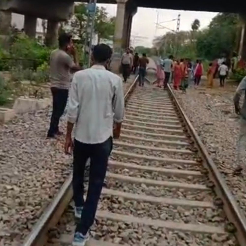 वंदे भारत ट्रेन की चपेट में आए दो युवक:रायबरेली में एक की मौत, दूसरा गंभीर घायल; जिला अस्पताल में भर्ती