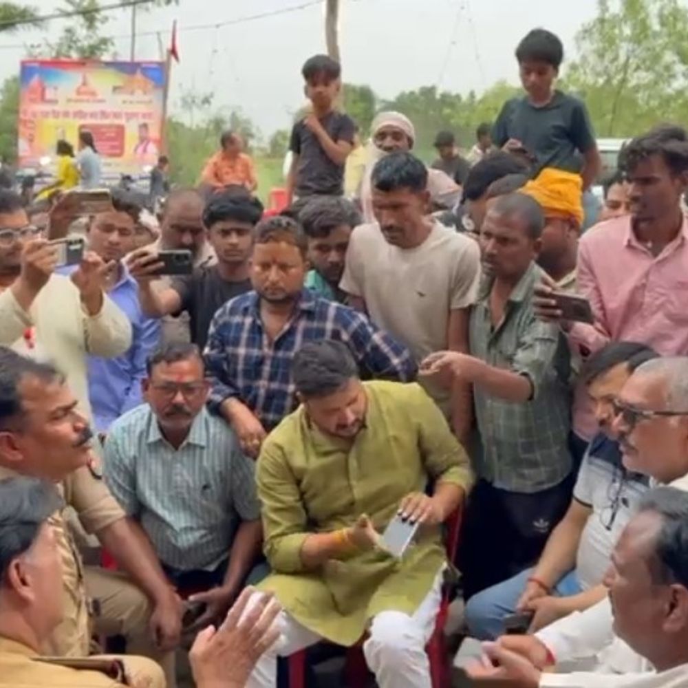 साउंड सिस्टम चोरी होने पर ग्रामीणों का प्रदर्शन:बहराइच में सड़क जाम की, पुलिस ने कार्रवाई का आश्वासन दिया