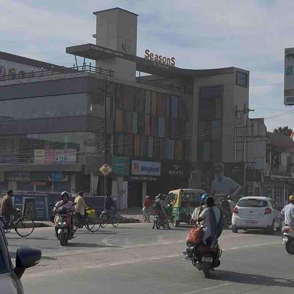 गोरखपुर में तेज धूप- गर्म हवाओं से बढ़ी मुश्किलें:39 डिग्री तक पहुंचेगा तापमान, दिन चढ़ने के साथ और बढ़ेगी तपिश