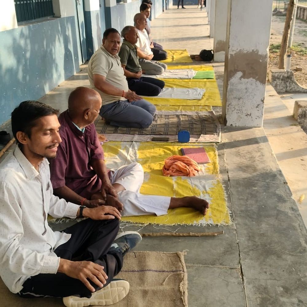औरैया के तिलक स्टेडियम में योग, प्राकृतिक उपाय बताए गए:होम्योपैथिक चिकित्सालय ने स्वास्थ्य लाभ पर दी जानकारी