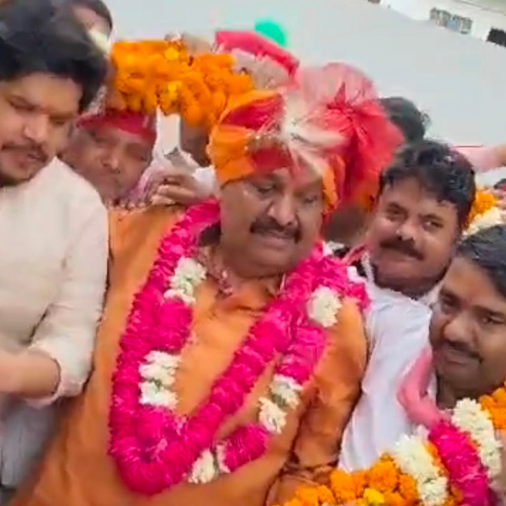 सपा नेता अरविंद सिंह गोप का जन्मदिन मनाया गया:2027 में अखिलेश यादव को CM बनाने का संकल्प, समर्थकों का जमावड़ा